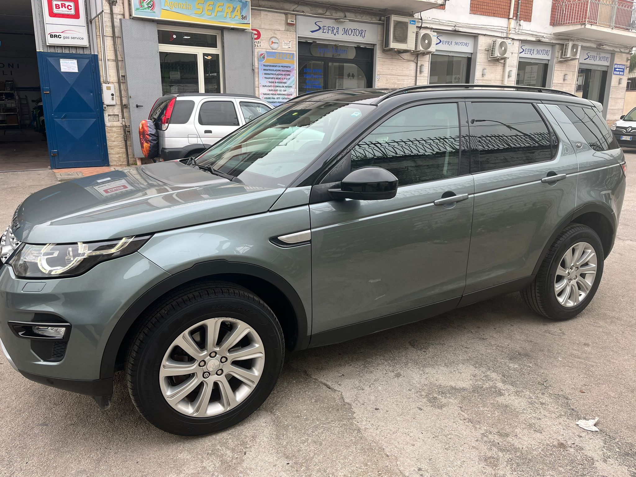 
								Land Rover Discovery Sport full									