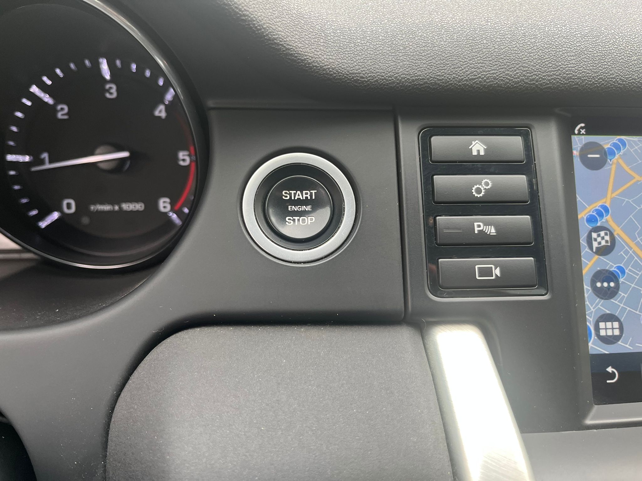 
								Land Rover Discovery Sport full									