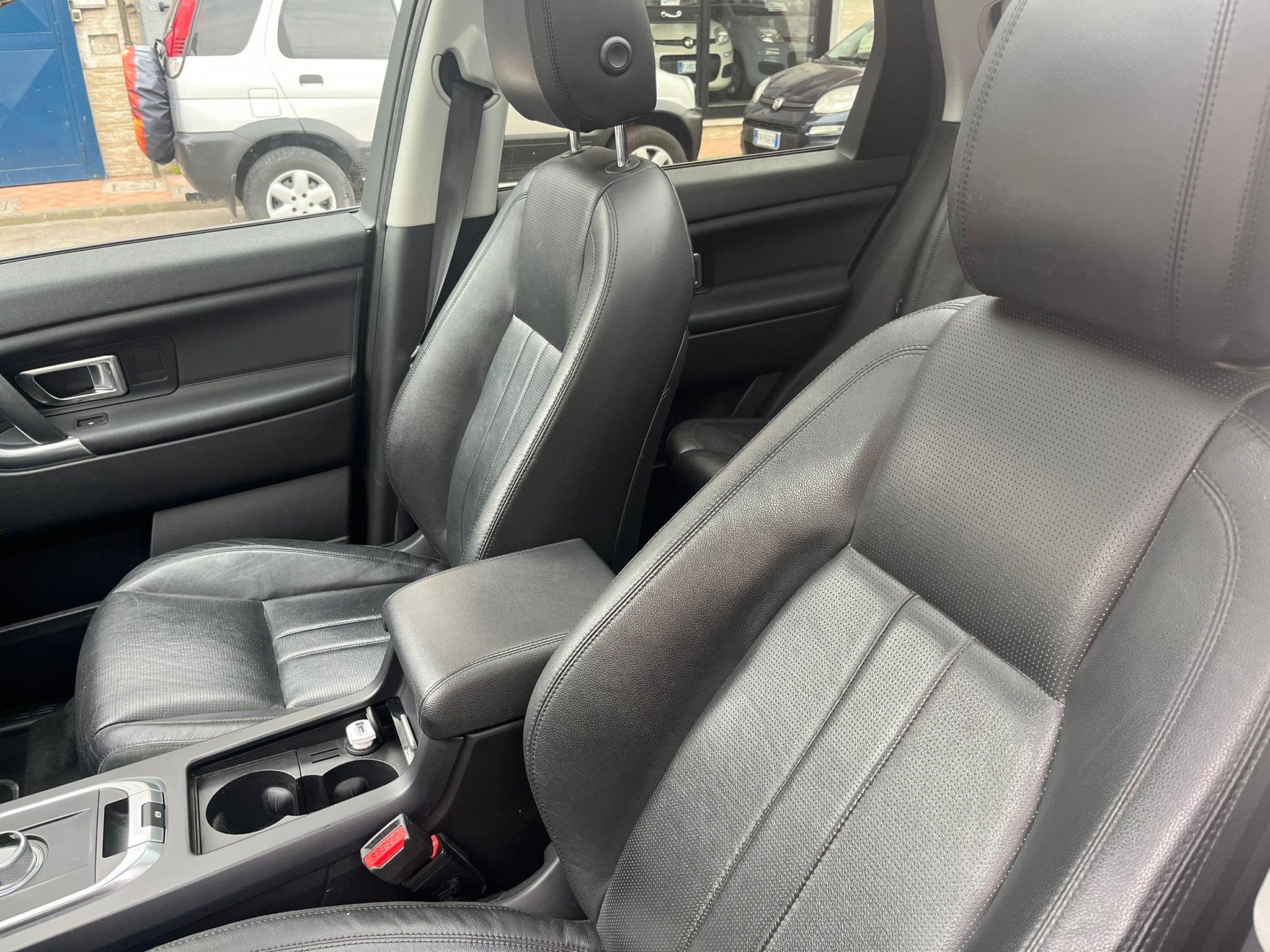 
								Land Rover Discovery Sport full									